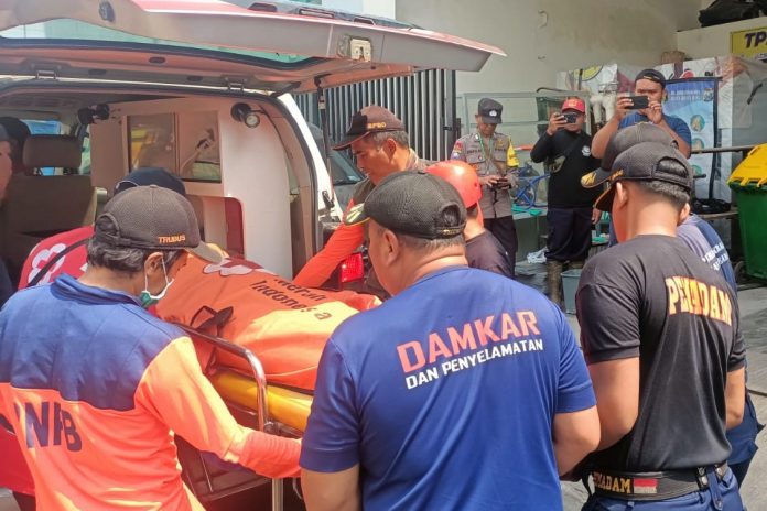 Evakuasi jenazah pendaki di lerang Gunung Arjuno. (Foto: BPBD Kota Batu)
