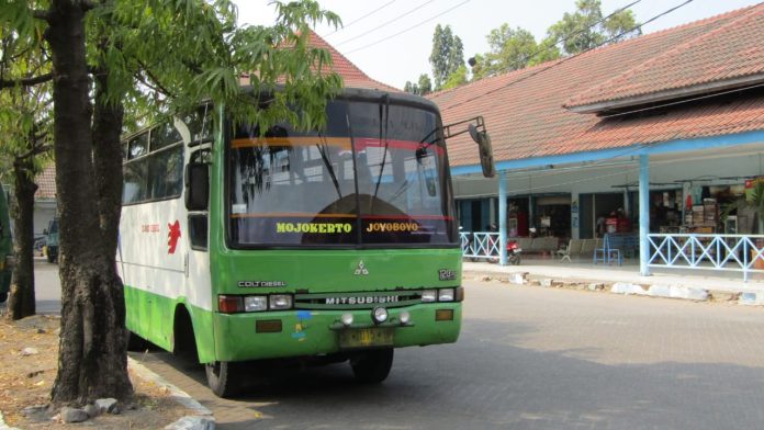 Persaingan baru, keberadaan Bus Ijo akan terancam oleh kehadiran Bus Trans Jatim Koridor II. (Foto : Fio Atmaja)