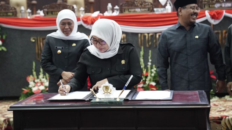 Wakil Ketua DPRD Jatim menandatangani pengesahan Raperda Perubahan atas Perda No 6/2022 menjadi Perda bersama Gubernur Jatim Khofifah dalam sidang paripurna (21/8/2023)