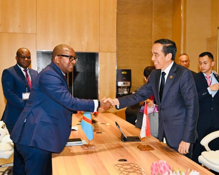 Presiden Joko Widodo (Jokowi) menggelar pertemuan bilateral dengan Perdana Menteri (PM) Republik Demokratik Kongo Jean-Michel Sama Lukonde di Sandton Convention Centre, Johannesburg, Republik Afrika Selatan (24/8/2023).