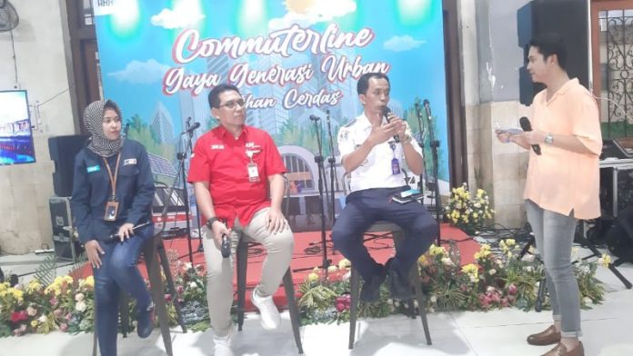 KAI Commuter Edukasi Sekaligus Sosialisasi Kartu Multi Trip di Stasiun Surabaya Gubeng
