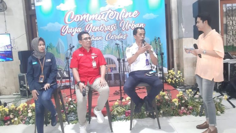 KAI Commuter Edukasi Sekaligus Sosialisasi Kartu Multi Trip di Stasiun Surabaya Gubeng