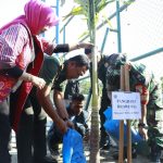 Penanaman pohon oleh Pangdam V/Brawijaya Mayjen TNI Farid Makruf dan Rektor, Prof. Dr. Siti Marwiyah, S.H., M.H.,