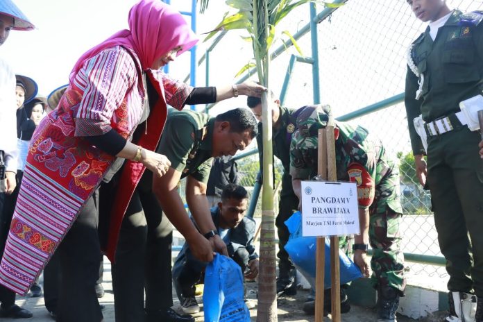 Penanaman pohon oleh Pangdam V/Brawijaya Mayjen TNI Farid Makruf dan Rektor, Prof. Dr. Siti Marwiyah, S.H., M.H.,