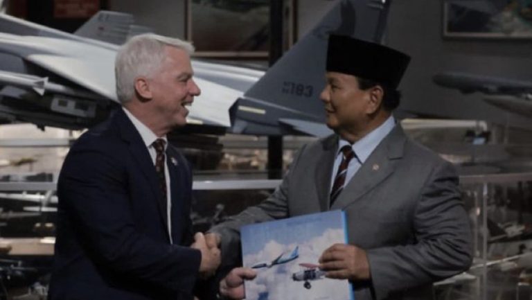 Menhan Prabowo Subianto menandatangani MoU pembelian 24 pesawat tempur di markas perusahaan pesawat Boeing di St Louis, Missouri.