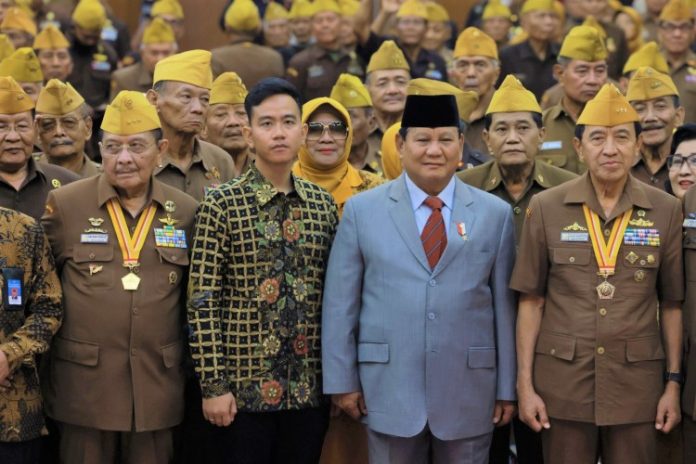 Menteri Pertahanan Prabowo Subianto dan Wali Kota Solo Gibran Rakabuming Raka menghadiri peringatan hari Veteran Nasional di Universitas Sebelas Maret (UNS), Surakarta, Jawa Tengah (10/8/2023).