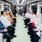 jokowi-dan-iriana-bersama-pimpinan-lembaga-negara-para-menteri-kabinet-indonesia-maju-serta-ibu-oase-kim-jajal-lrt-dari-stasiu_169