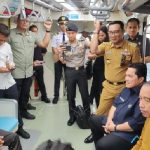 Presiden Jokowi Ajak Para Awak Media Coba Moda Transportasi LRT.