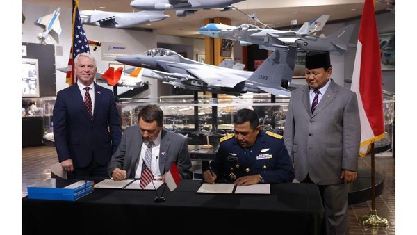 Menhan Prabowo Subianto menandatangani MoU pembelian 24 pesawat tempur di markas perusahaan pesawat Boeing di St Louis, Missouri. 