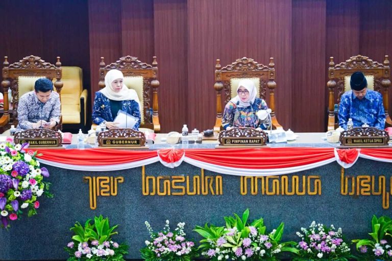 Gubernur Khofifah Sampaikan Nota Keuangan Raperda P-APBD 2023