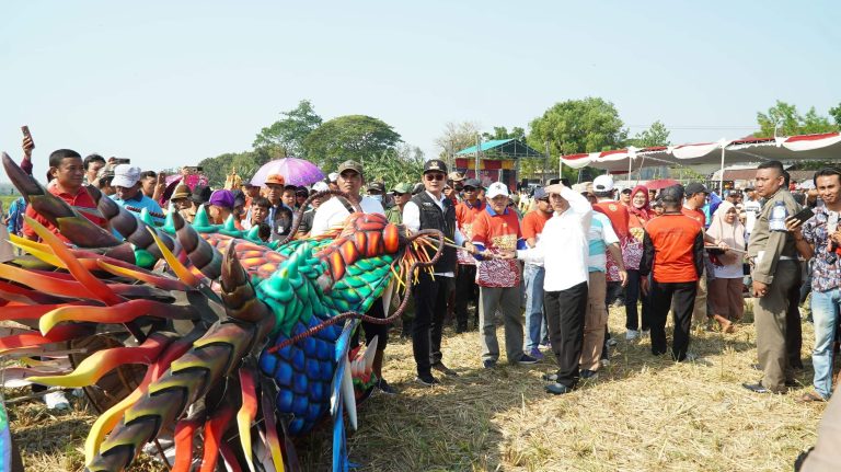 Bupati Yuhronur buka Festival Layang Layang Naga Tingkat Provinsi di Lamongan 