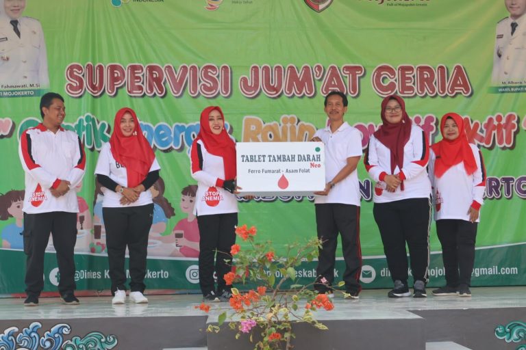 Bupati Mojokerto Ajak Siswi SMPN I Puri Cegah Anemia dengan Minum TTD