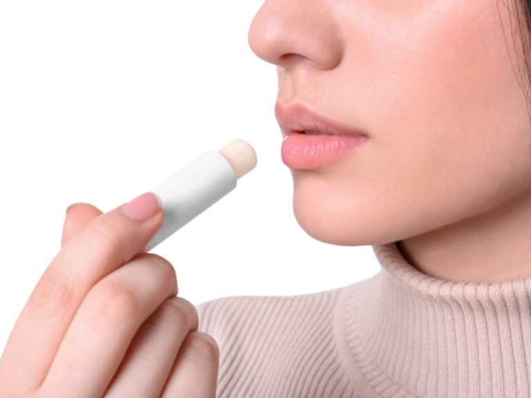 Rutin Pakai Lip Balm tapi Bibir Tetap Kering? Ini Penyebabnya