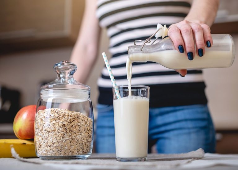 5 Fakta Menarik Susu Oat yang Kaya Serat