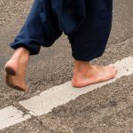 Berjalan Tanpa Alas Kaki