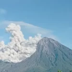 Gunung Semeru erupsi