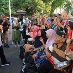 Gubernur Khofifah Gelar Pasar Murah dan Bagikan Bansos Untuk 280 Penerima Manfaat di Kediri