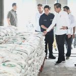 Presiden Jokowi Tinjau Ketersediaan Stok CBP di Gudang Bulog