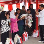 Presiden Jokowi Serahkan Bantuan Pangan Beras untuk Masyarakat