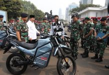 Menhan Prabowo Bagikan 100 Motor Trail Listrik