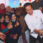 Presiden Jokowi Serahkan Bantuan Pangan Beras untuk Masyarakat.