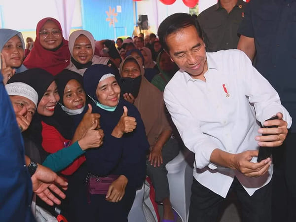 Presiden Jokowi Serahkan Bantuan Pangan Beras