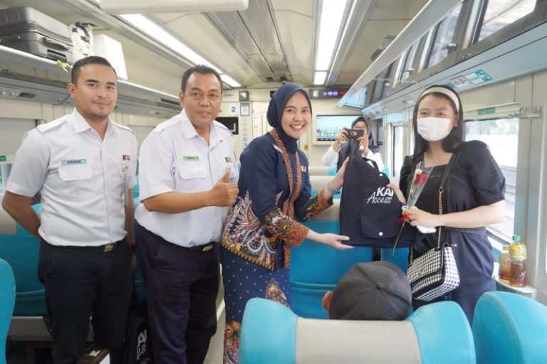 KAI Daop 8 Hadirkan Kegiatan Seru di Hari Pelanggan Nasional