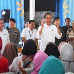 Presiden Jokowi Salurkan Bantuan Pangan kepada Masyarakat di Karawang