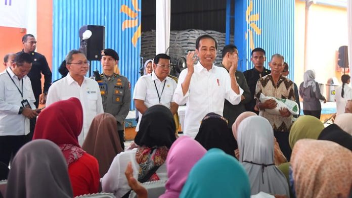 Presiden Jokowi Salurkan Bantuan Pangan
