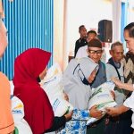Presiden Jokowi Salurkan Bantuan Pangan kepada Masyarakat di Karawang.