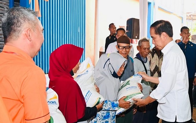 Presiden Jokowi Salurkan Bantuan Pangan