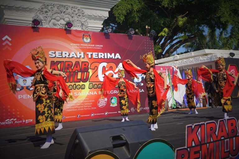 Diiringi Musik Kendang-Kempul Kirab Pemilu 2024 Tiba di Banyuwangi