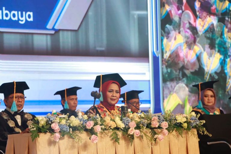 Unitomo Luluskan 854 Wisudawan