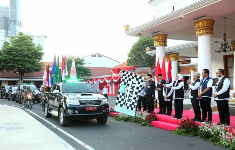 Berangkatkan Kirab Pataka Jer Basuki Mawa Beya, Gubernur Khofifah: Bawa Misi Bangkitnya Ekonomi, Sosial Budaya dan Pariwisata Jatim