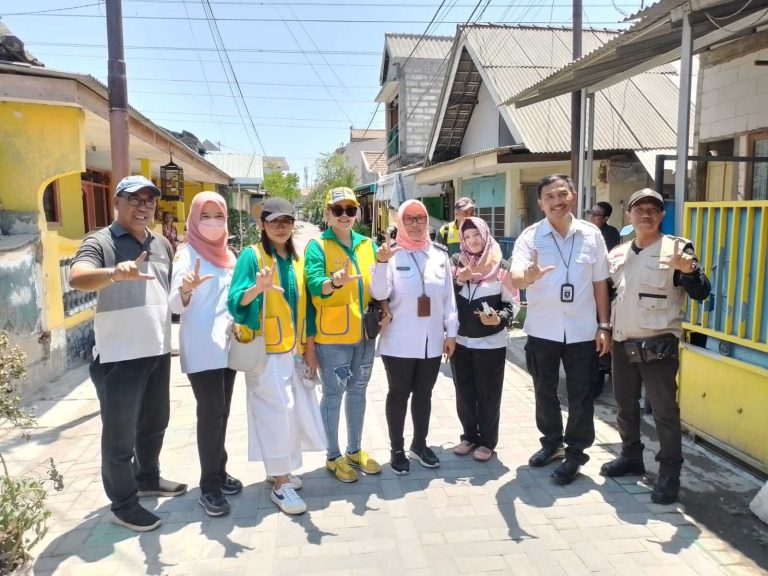 Lions Club Sidoarjo Grand Serahkan Bantuan Modal Usaha untuk Moch Chuzaini Warga Pagesangan