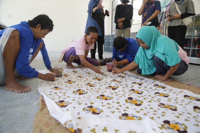 Dinsos Surabaya Berdayakan Penghuni Liponsos Keputih Tanam Sayuran hingga Membatik