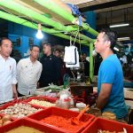 Presiden Jokowi Tinjau Harga Komoditas Pangan di Pasar Jatinegara.