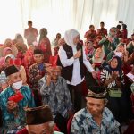 Gubernur Khofifah Gelar Pasar Murah dan Bagikan Bansos Untuk 280 Penerima Manfaat di Kediri.