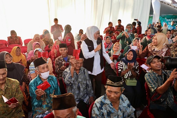 Gubernur Khofifah Gelar Pasar Murah dan Bagikan Bansos