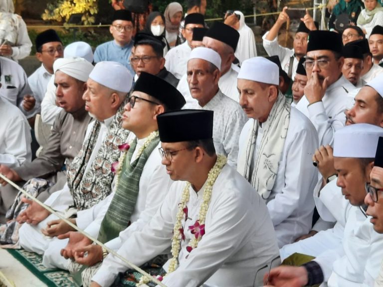 Anies – Cak Imin Cari Berkah di Makam Sunan Ampel, Pemimpin dari Jawa Timur