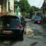 Parkir kendaraan depan rumah