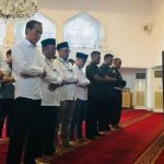 Bacaan Sholat 5 Waktu Lengkap dari Niat Hingga Salam: Arab, Latin serta Artinya