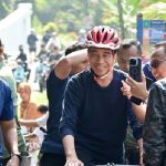 Presiden Jokowi Bersepeda Pagi dan Sapa Masyarakat di Kebun Raya Bogor.