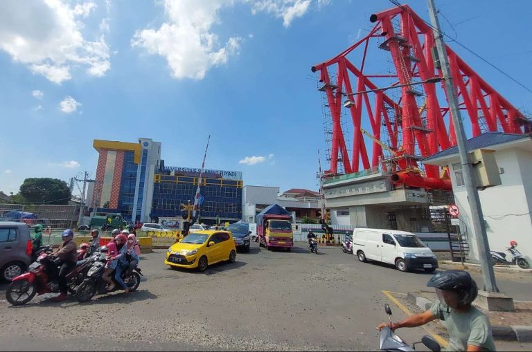 Gibran Pastikan Jembatan Rel Layang Joglo Tersambung Bulan Depan