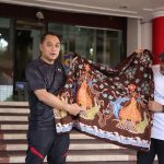 Wali Kota Eri Cahyadi Apresiasi Batik Motif Surabaya Maritim Binaan Pelindo.