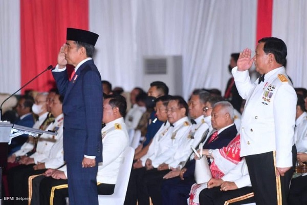 Presiden Jokowi Pimpin Upacara Parade Senja
