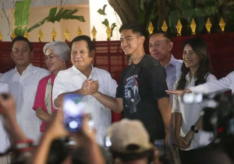 kaesang pakai kaus prabowo