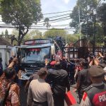 Bus Megawati tersangkut