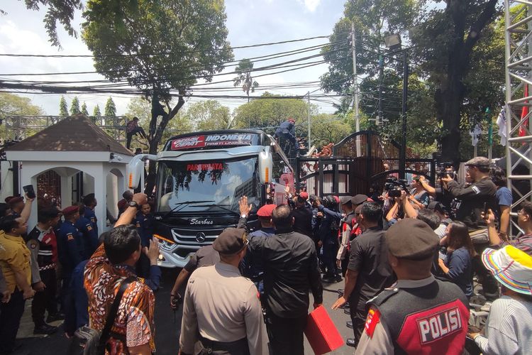 Bus Megawati tersangkut