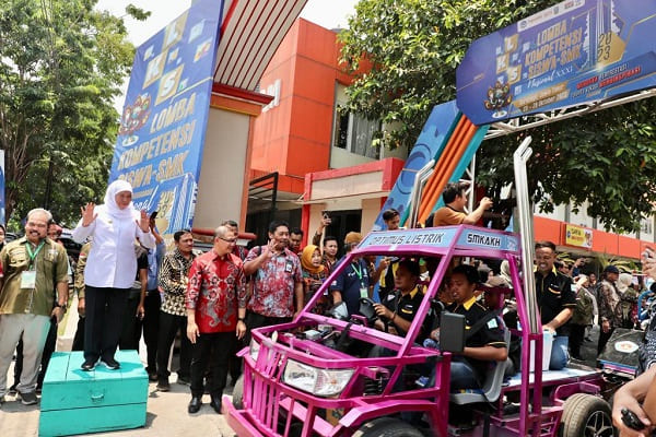 Gubernur Khofifah Tinjau Expo dan Lepas Parade
